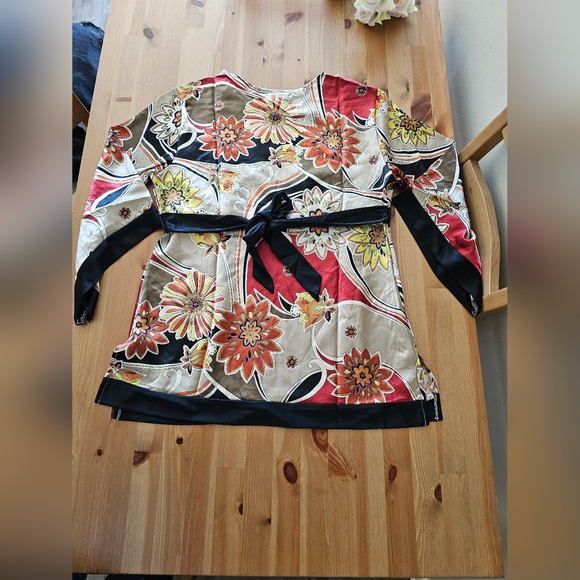 M.K.M Designs -Floral print kimono style top with bell 3/4 sleeves Size M/XL - Picture 4 of 9